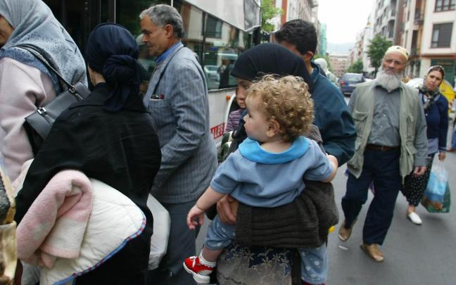 Un grupo de inmigrantes en Euskadi