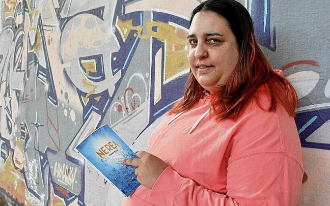 La autora vitoriana junto a un ejemplar de su nueva publicación.