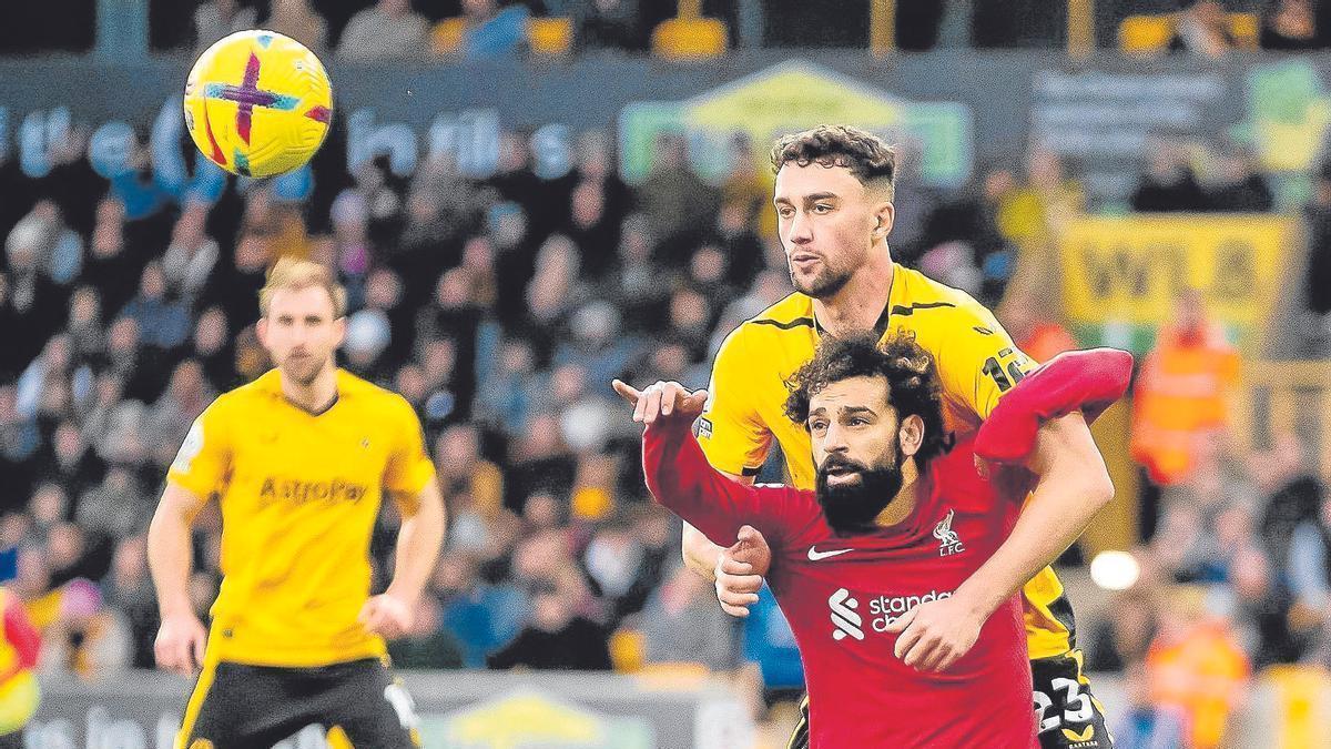 Mohamed Salah pugna con Max Kilman por el balón en el último encuentro del Liverpool, la derrota por 3-0 con el Wolverhampton.