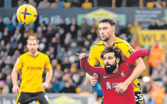 Mohamed Salah pugna con Max Kilman por el balón en el último encuentro del Liverpool, la derrota por 3-0 con el Wolverhampton.