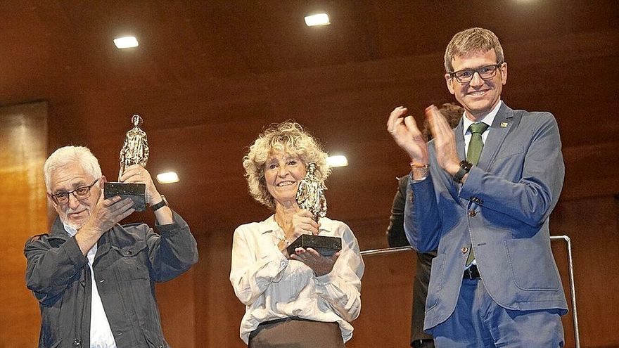 Jesús María Alegría y Mariajo Otxoa de Eribe junto a Gorka Urtaran .