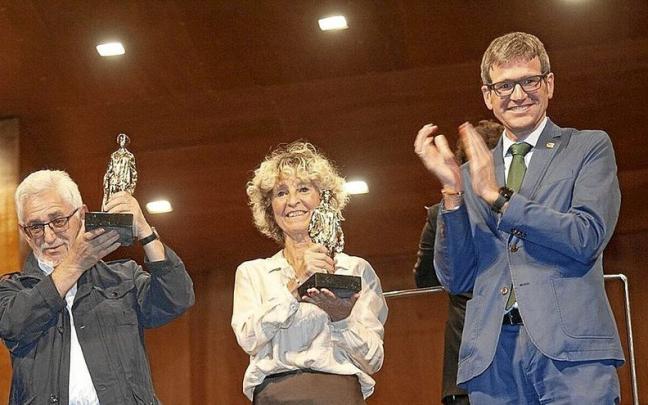 Jes&uacute;s Mar&iacute;a Alegr&iacute;a y Mariajo Otxoa de Eribe junto a Gorka Urtaran .