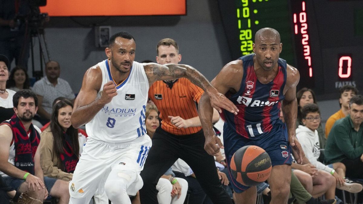 Granger disputa un bal&oacute;n dividido con Hanga durante la semifinal de la ACB