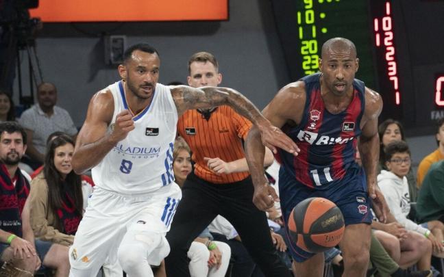 Granger disputa un bal&oacute;n dividido con Hanga durante la semifinal de la ACB