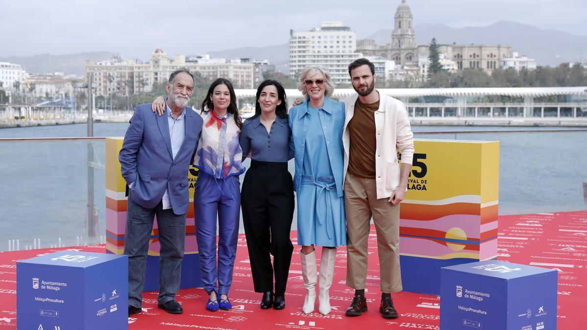 El reparto de ‘Cinco Lobitos’, con Alauda Ruiz de Azua (en el centro), en el festival de Málaga, donde la película se alzó con la Biznaga de Oro.