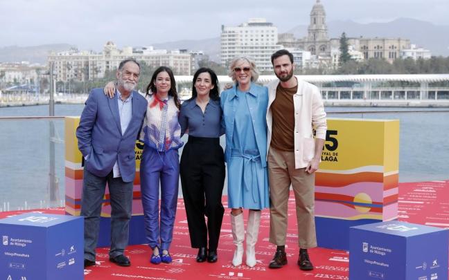 El reparto de &lsquo;Cinco Lobitos&rsquo;, con Alauda Ruiz de Azua (en el centro), en el festival de M&aacute;laga, donde la pel&iacute;cula se alz&oacute; con la Biznaga de Oro.