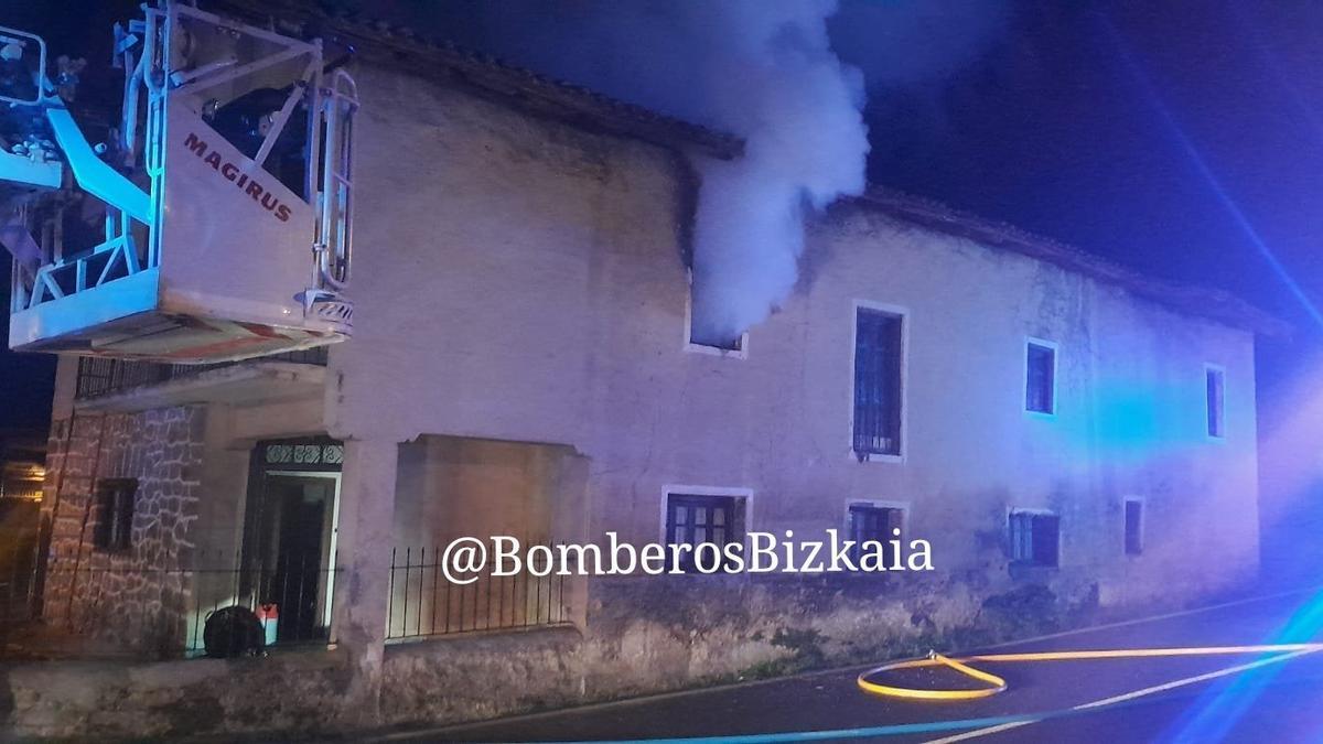 Intervención de los bomberos en el incendio de un caserio en Busturia