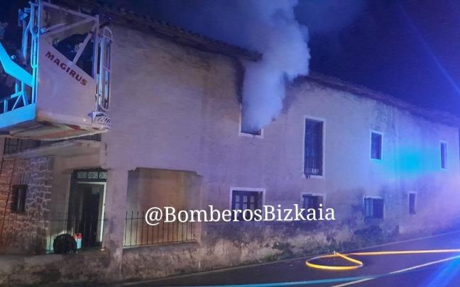 Intervenci&oacute;n de los bomberos en el incendio de un caserio en Busturia