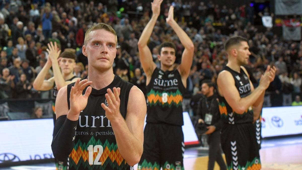 Ludde Hakanson y sus compa&ntilde;eros agradecen el apoyo de sus aficionados tras acabar el partido.