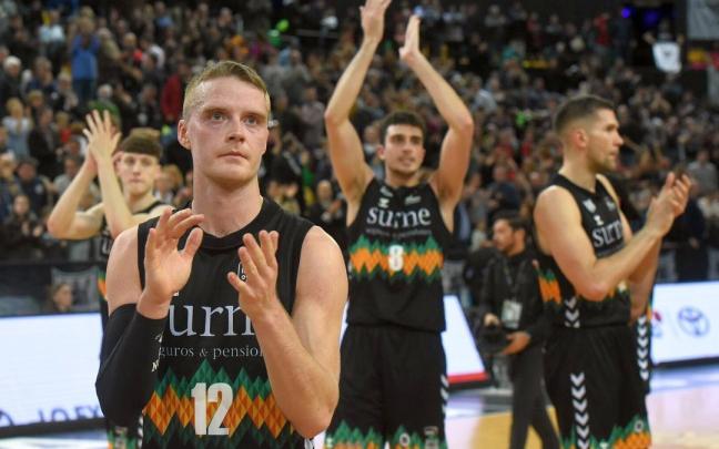 Ludde Hakanson y sus compa&ntilde;eros agradecen el apoyo de sus aficionados tras acabar el partido.