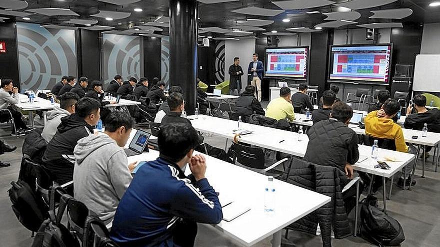 Los técnicos coreanos, recibiendo formación.