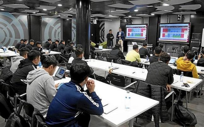 Los técnicos coreanos, recibiendo formación.