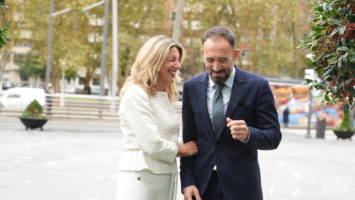 Yolanda Díaz y el delegado del Gobierno en el País Vasco, Denis Itxaso, conversan a su llegada a la Cumbre sobre Lugares de Trabajo Saludables.