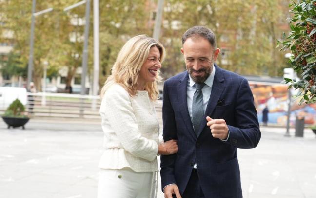 Yolanda Díaz y el delegado del Gobierno en el País Vasco, Denis Itxaso, conversan a su llegada a la Cumbre sobre Lugares de Trabajo Saludables.