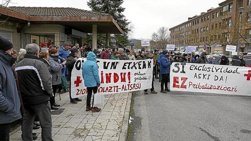 Cerca de 200 personas se concentraron ayer en Altsasu, la primera de las tres convocadas en principio .