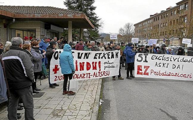 Cerca de 200 personas se concentraron ayer en Altsasu, la primera de las tres convocadas en principio . Cerca de 200 personas se concentraron ayer en Altsasu, la primera de las tres convocadas en principio .
