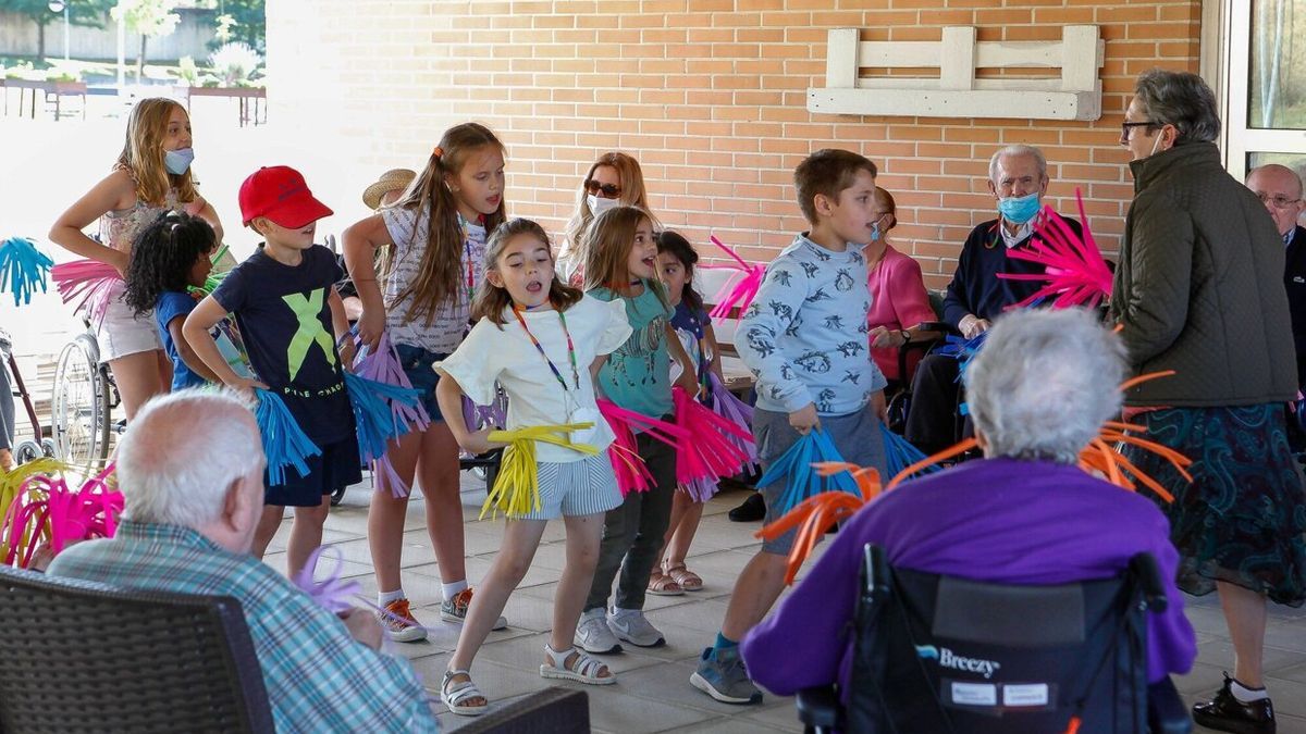 Los pequeños (y algún mayor) bailan la ‘Macarena’ en la residencia Amavir Mutilva.