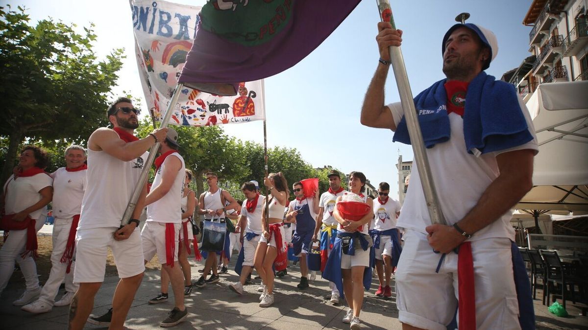 Las peñas, acudiendo a la plaza de toros el día 14, en el último festejo de San Fermín.