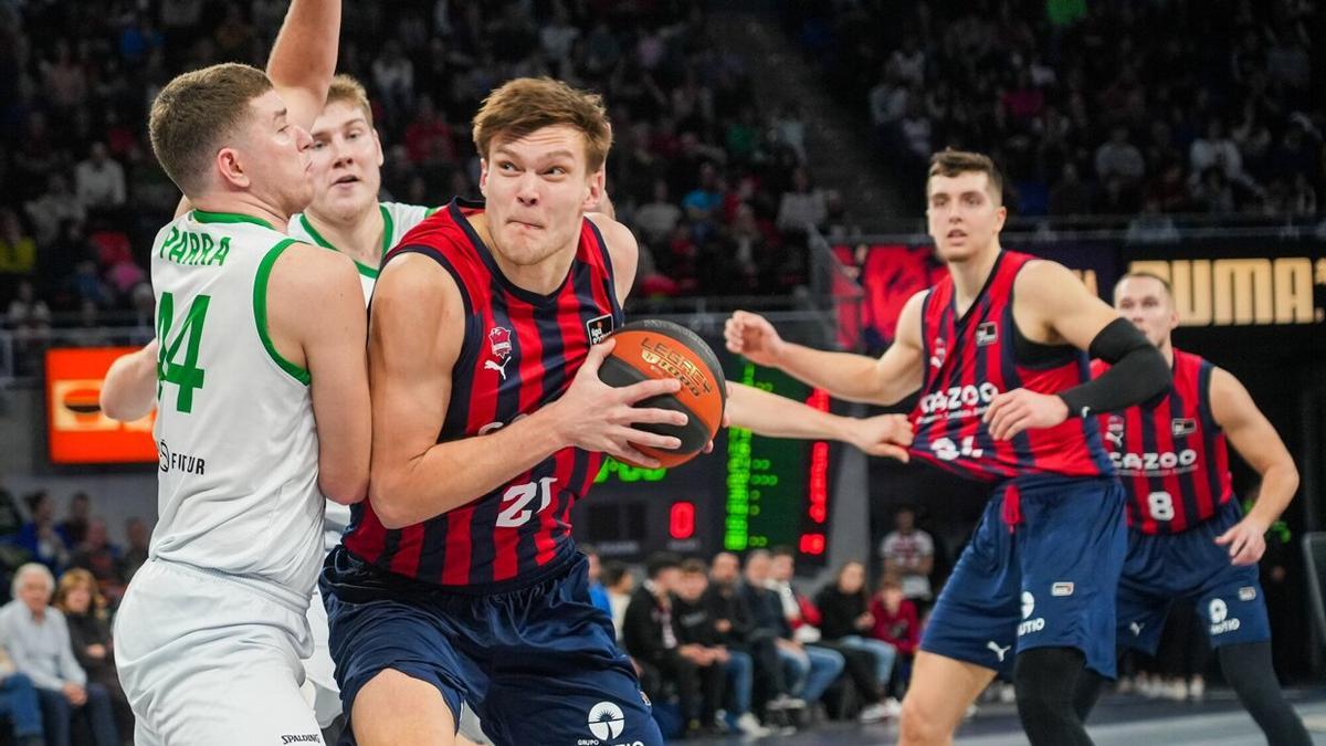 Kotsar trata de superar a Parra, en el duelo disputado entre ambos equipos en el Buesa Arena