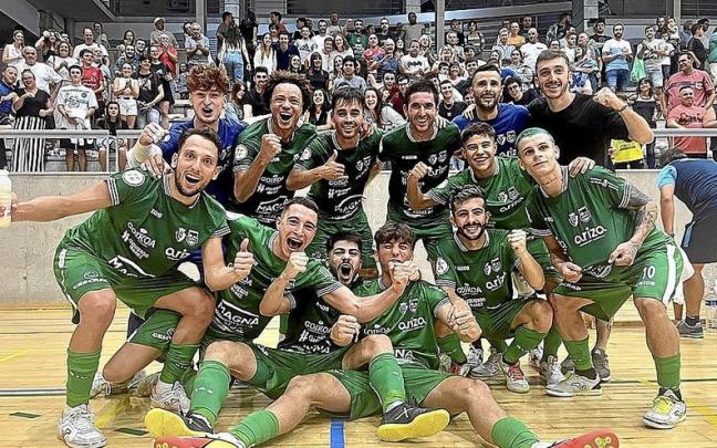 Los jugadores de Osasuna Magna, celebrando el t&iacute;tulo tras el partido. | FOTO: CDXOTA