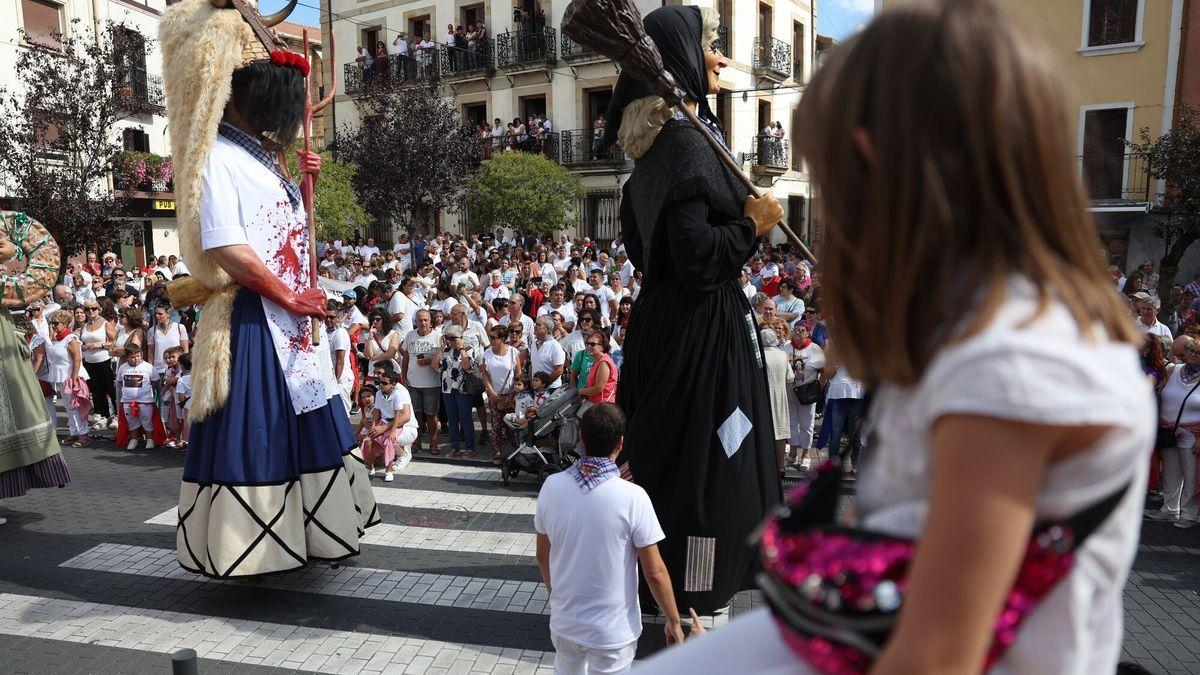 Ayer se estrenaron en las fiestas de Altsasu Momotxorro y Sorgiña, las nuevas figuras que han sustituido a estos mismos personajes, los principales del carnaval rural, que comenzaron su andadura a principios de los 90. Al igual que sus colegas, Kin