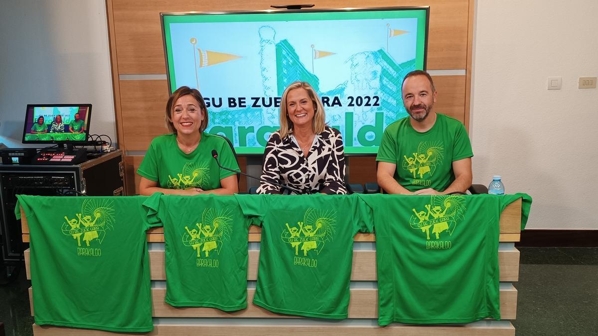 Susana del Amo, Amaia del Campo y Ander Uribe, con las camisetas de Gu Be Zuek Gara.