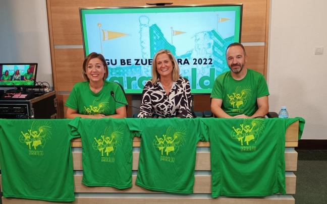 Susana del Amo, Amaia del Campo y Ander Uribe, con las camisetas de Gu Be Zuek Gara.
