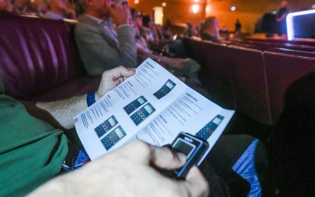 Un compromisario repasa las instrucciones del mando con el que los asistentes votaron. Un compromisario repasa las instrucciones del mando con el que los asistentes votaron.