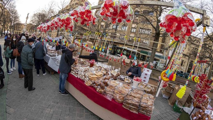 Imágenes de los puestos del mercadillo de San Blas en 2022