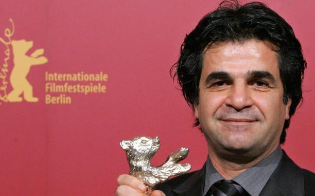 El director de cine iran&iacute; Jafar Panahi tras ganar el Oso de Oro en la Berlinale de 2015.