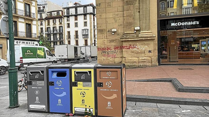 Conjunto de cuatro contenedores de pequeño tamaño en el Boulevard. | FOTO: N.G.