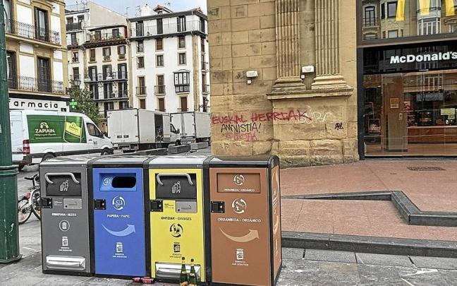 Conjunto de cuatro contenedores de pequeño tamaño en el Boulevard. | FOTO: N.G. Conjunto de cuatro contenedores de pequeño tamaño en el Boulevard. | FOTO: N.G.
