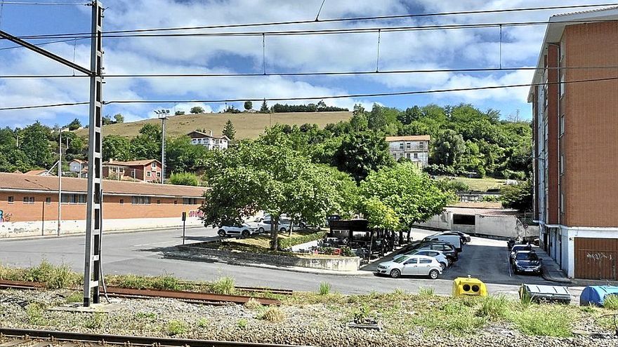 Un murete coronado con un vallado de paneles de malla electrosoldada separará la zona de las vías. | FOTO: E. Z.