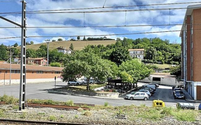 Un murete coronado con un vallado de paneles de malla electrosoldada separar&aacute; la zona de las v&iacute;as. | FOTO: E. Z.