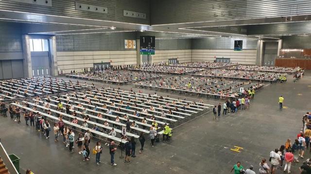 Miles de personas se presentan a una oposición en el BEC.