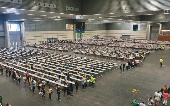 Miles de personas se presentan a una oposición en el BEC.