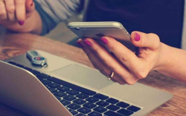 Imagen de recurso de una persona usando un m&oacute;vil