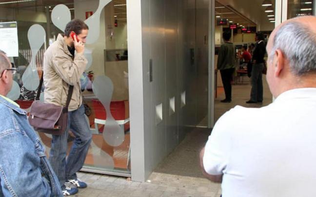 Varias personas esperan junto a la oficina de Paulino Caballero del Servicio Navarro de Empleo (SNE). empleo, inem, desempleo, paro Varias personas esperan junto a la oficina de Paulino Caballero del Servicio Navarro de Empleo (SNE). empleo, inem, desempleo, paro