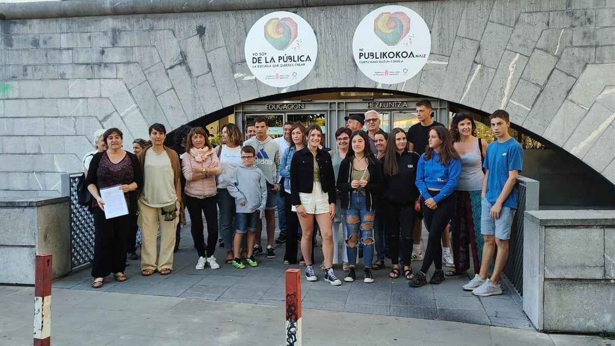 Las familias del Pirineo, en una protesta ante Educación.