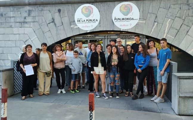 Las familias del Pirineo, en una protesta ante Educación. Las familias del Pirineo, en una protesta ante Educación.