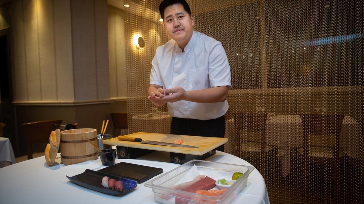 Steven Bosen, chef del restaurante Imperial de Iturrama, prepara unos nigiris.