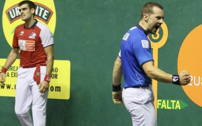 Aitor Elordi celebra un tanto ante Joseba Ezkurdia.