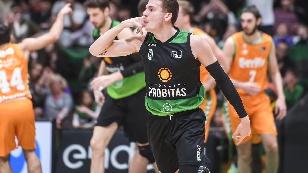 Guy finge hablar por teléfono en un partido con la Penya