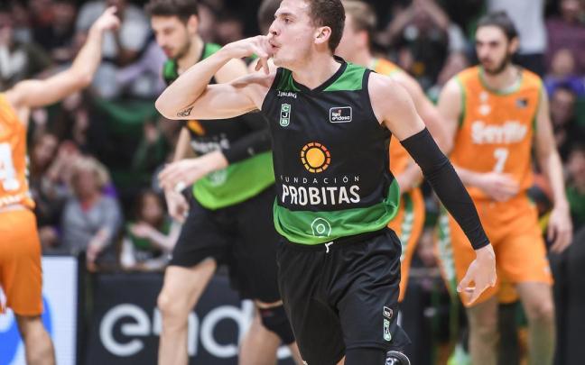 Guy finge hablar por teléfono en un partido con la Penya