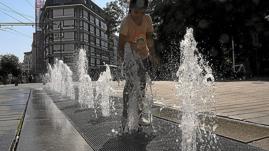 Gasteizko iturri batean bustitzen den emakume baten irudia. | ARGAZKIA: ALEX LARRETXI