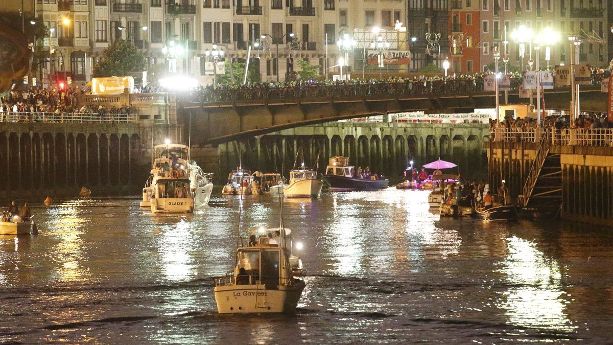 Vista de la ría en Aste Nagusia 2019 con embarcaciones esperando ver los fuegos artificiales