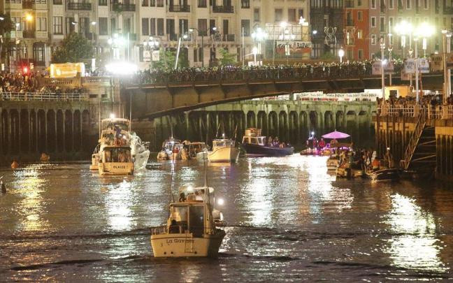 Vista de la r&iacute;a en Aste Nagusia 2019 con embarcaciones esperando ver los fuegos artificiales