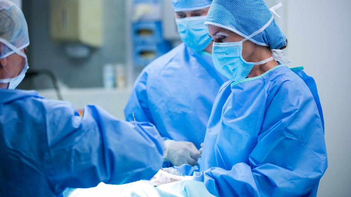 Cirujanos realizan una operación en un quirófano.