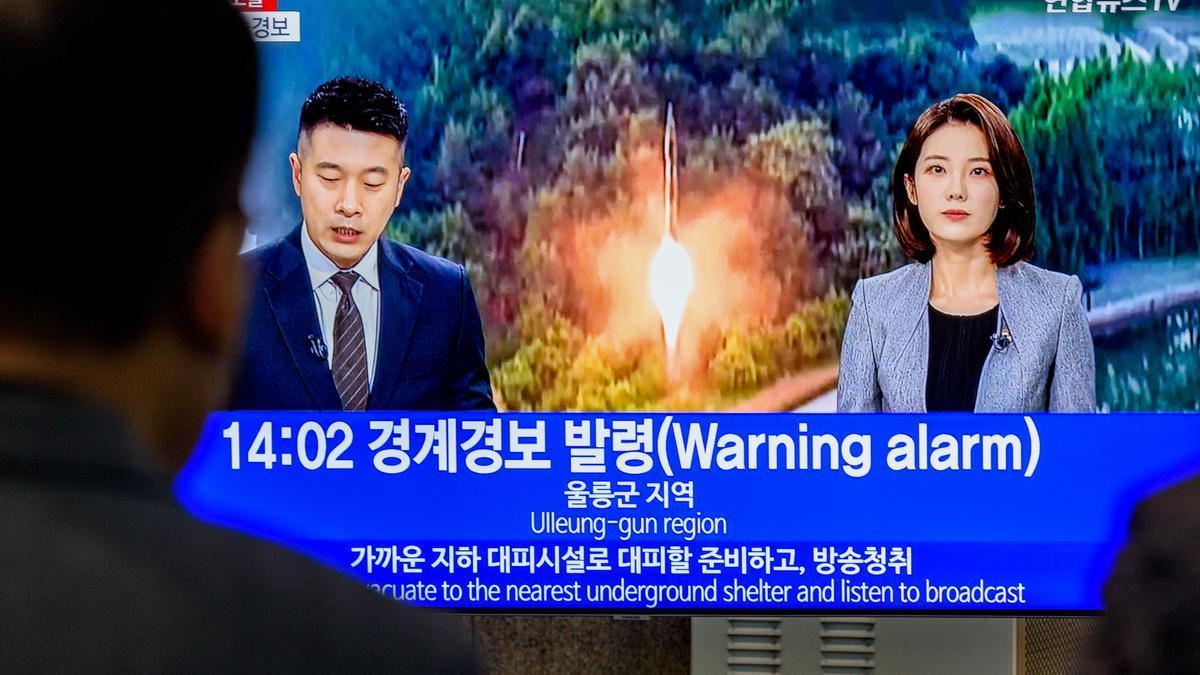 Imagen de un noticiero televisivo en el que se informa del lanzamiento de misiles por parte de Pyongyang (Corea del Norte).