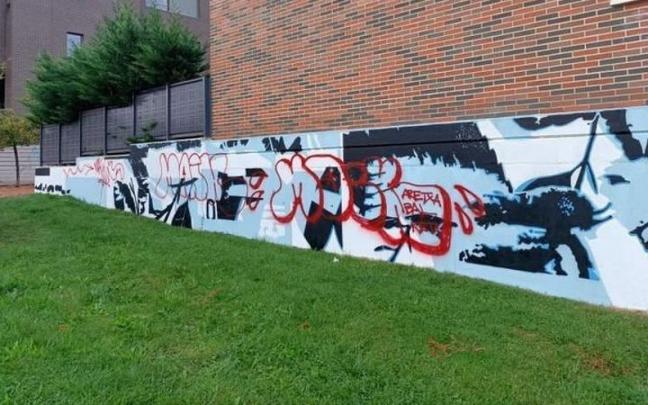 Grafitis sobre el mural colectivo de Goikolarra